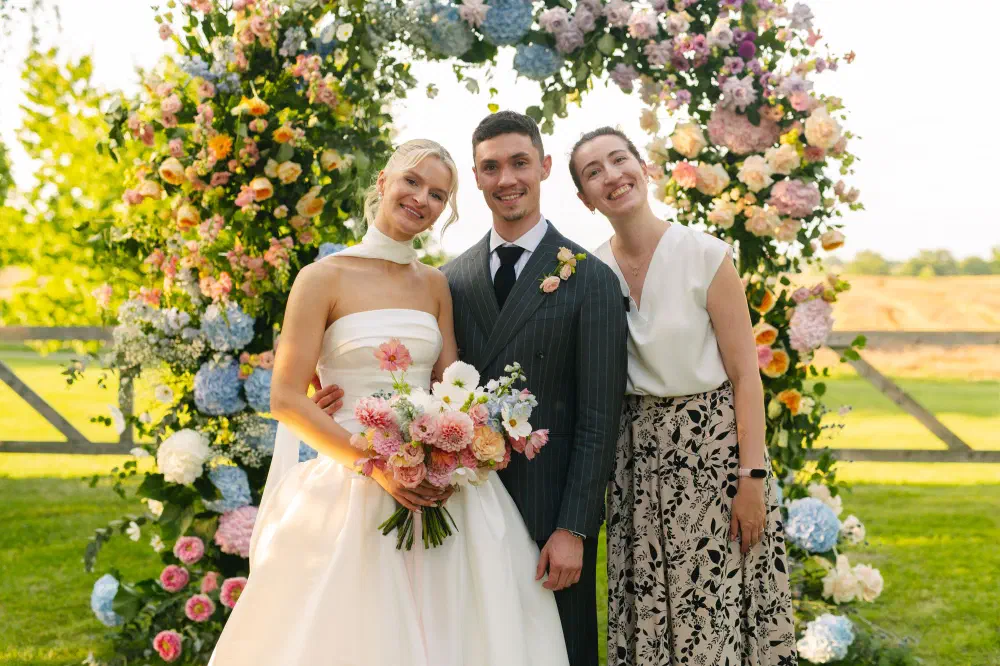 Zdjęcie Joanny Wagner-Zadorskiej, założycielki JWZ Wedding Planner, ze szczęśliwą Parą Młodą